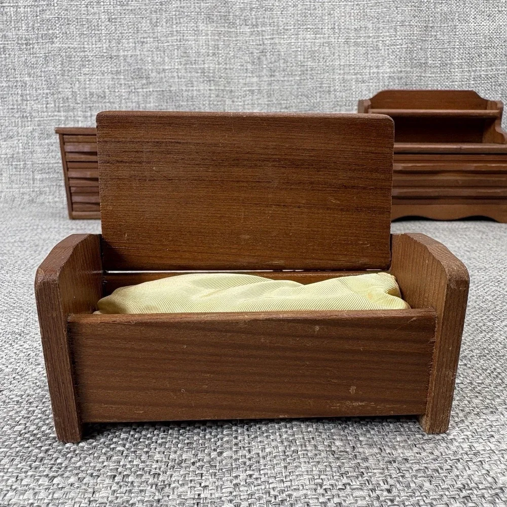 Vintage Miniature Wood Dollhouse Bedroom Furniture 4pc Bed Dresser‎ Hutch Trunk